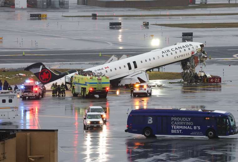 Controladores aéreos dejaron su puesto antes de mortal accidente en Nueva York, según WSJ
