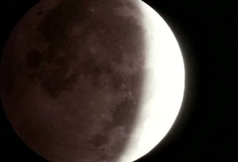 Así se vio el eclipse parcial de Luna en Costa Rica pese a las nubes