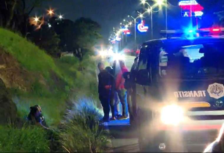 Hombre muere atropellado en la Autopista General Cañas